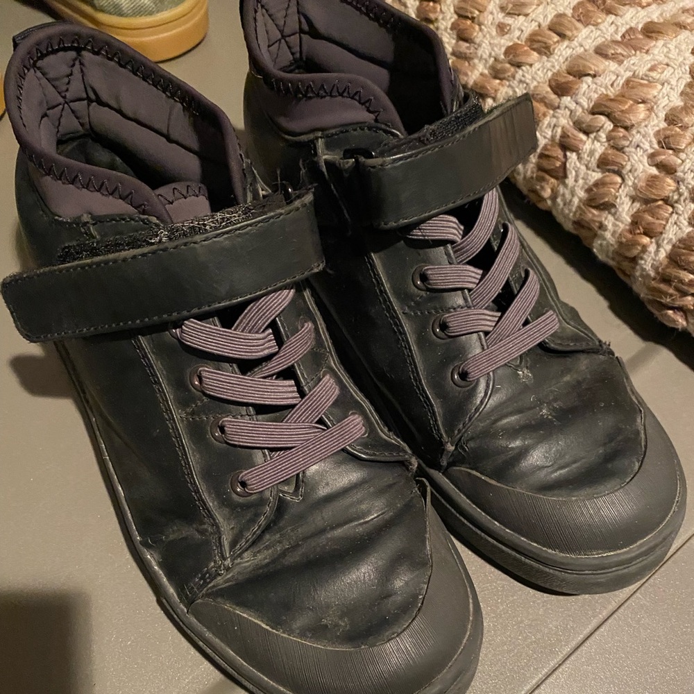 Toms, size 2.5